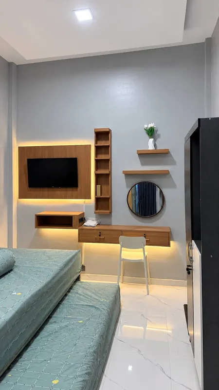 Kamar dengan TV, meja belajar, dan AC