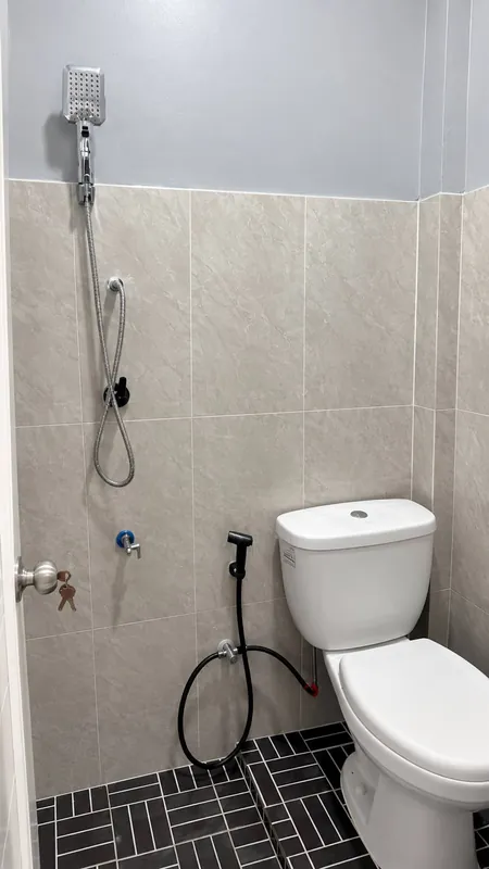 Kamar mandi dalam dengan shower